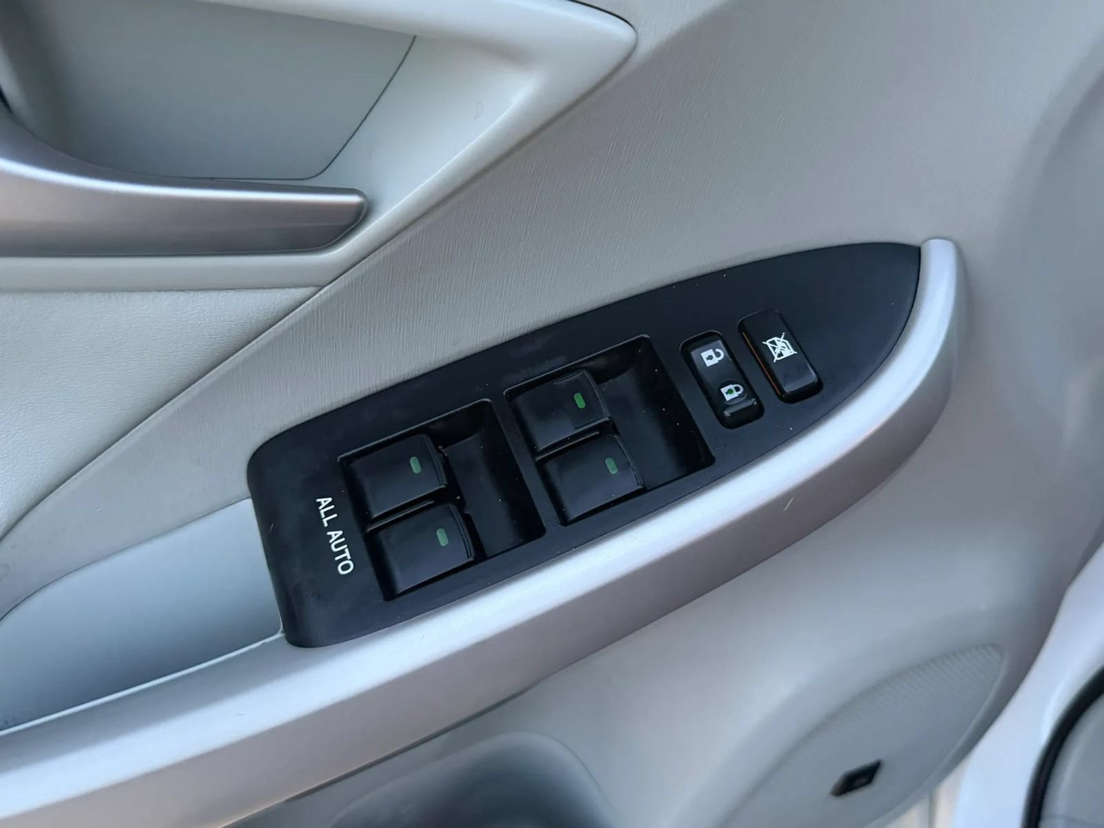 Used 2012 Toyota Prius Four w/ Deluxe Solar Roof Pkg FWD image 26