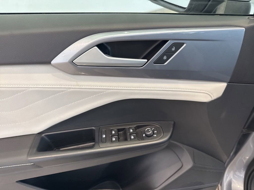 Used 2025 Volkswagen Taos SEL image 19