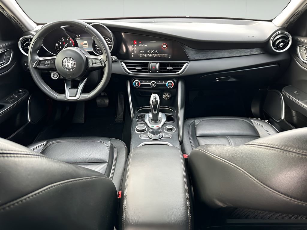 Used 2020 Alfa Romeo Giulia image 14