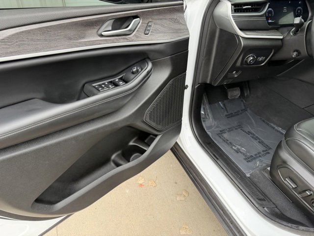 Used 2023 Jeep Grand Cherokee L Limited w/ Luxury Tech Group II image 17