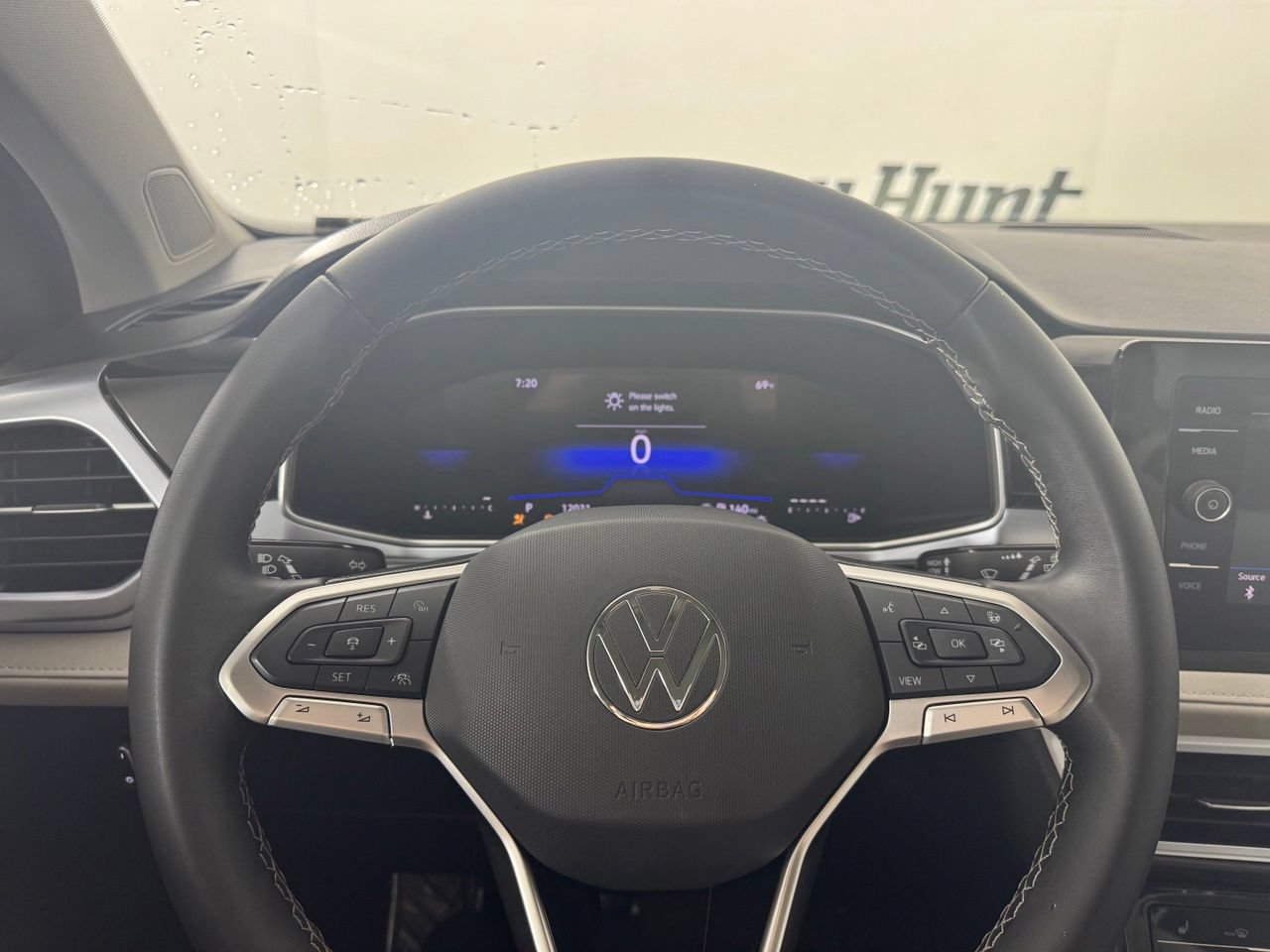 Used 2025 Volkswagen Taos SE w/ Panoramic Sunroof Package FWD image 17