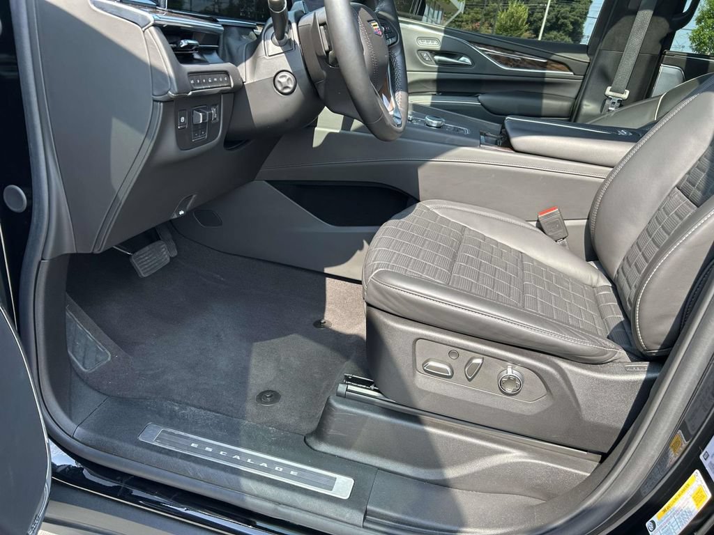 Used 2024 Cadillac Escalade Sport Platinum w/ LPO, ONYX Package AWD/4WD image 22