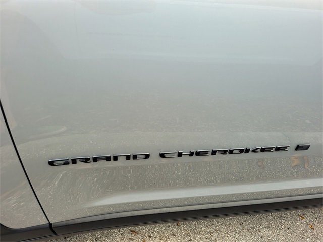 New 2025 Jeep Grand Cherokee Laredo image 3