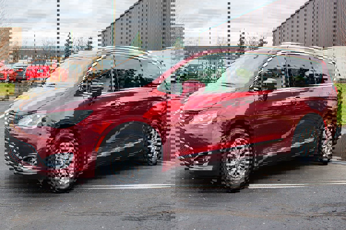 Used 2019 Chrysler Pacifica Touring-L image 4