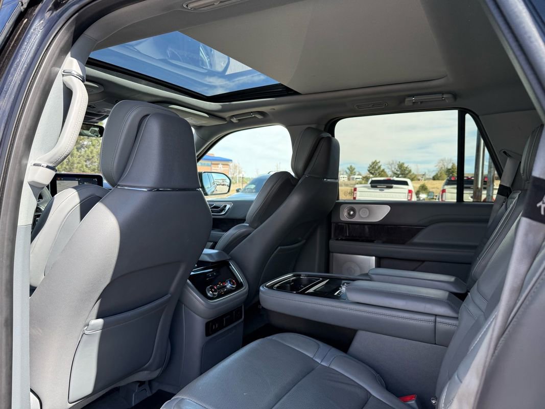 Used 2019 Lincoln Navigator Reserve image 16