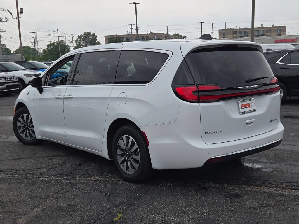 Certified 2024 Chrysler Pacifica Limited FWD image 21