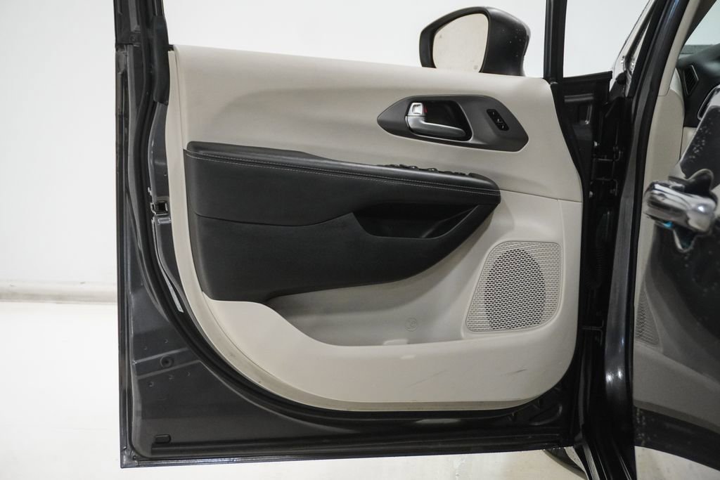 Certified 2023 Chrysler Pacifica Touring-L image 8