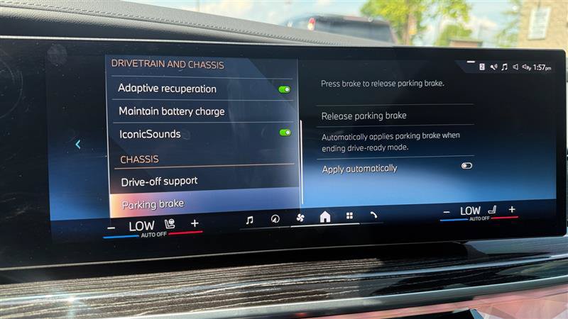Used 2025 BMW 750e xDrive w/ Executive Package AWD/4WD image 35