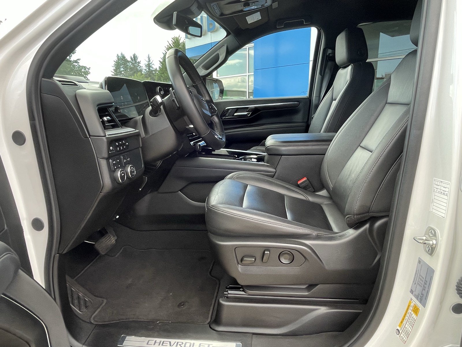 Used 2025 Chevrolet Suburban Z71 AWD/4WD image 11