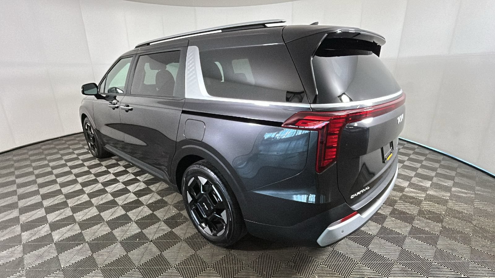 Used 2026 Kia Carnival EX FWD image 5