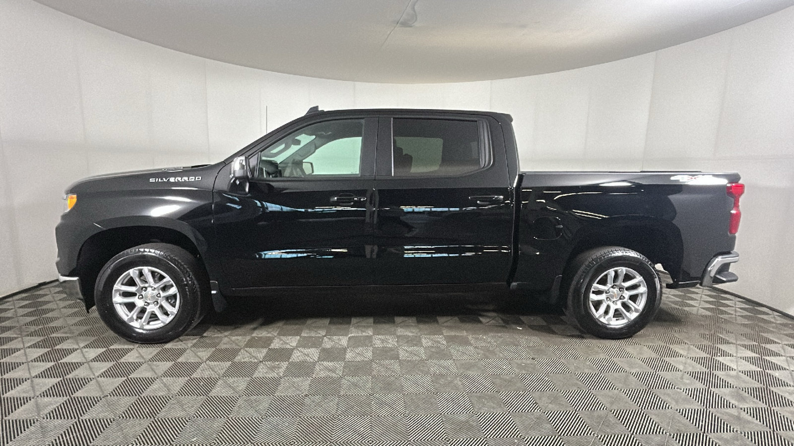 Used 2025 Chevrolet Silverado 1500 LT w/ Safety Package AWD/4WD image 7