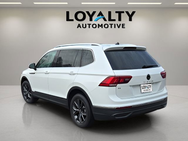 Used 2023 Volkswagen Tiguan SE w/ Panoramic Sunroof Package image 3