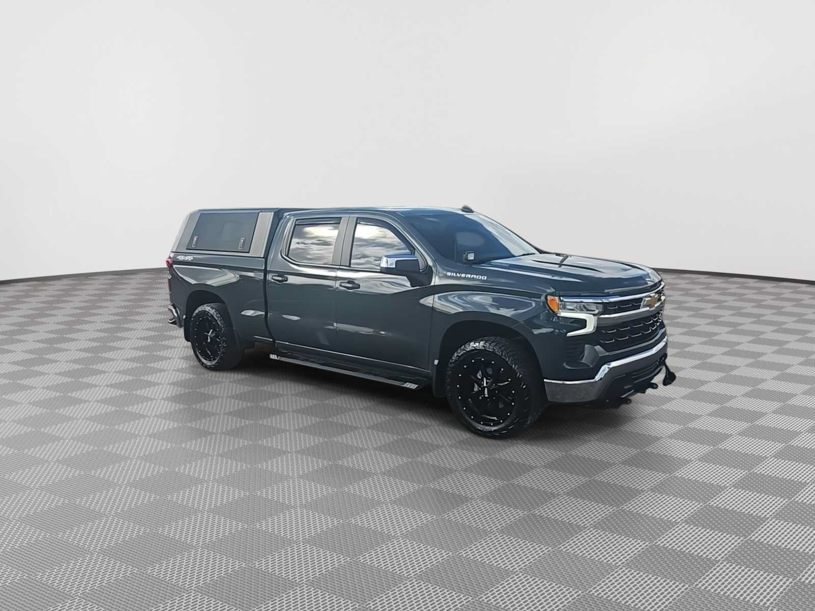 Used 2025 Chevrolet Silverado 1500 LT AWD/4WD image 2