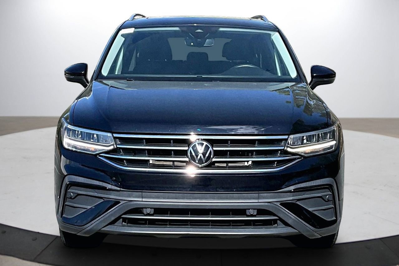 Used 2022 Volkswagen Tiguan SE w/ Panoramic Sunroof Package image 3