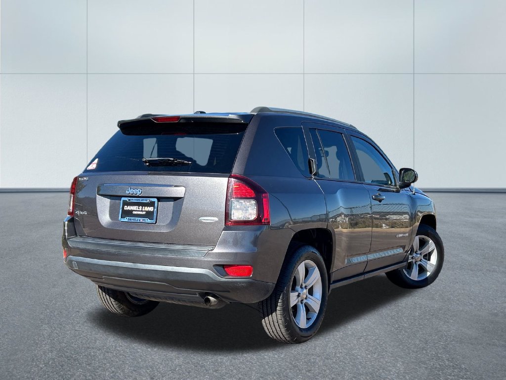 Used 2017 Jeep Compass Latitude AWD/4WD image 2