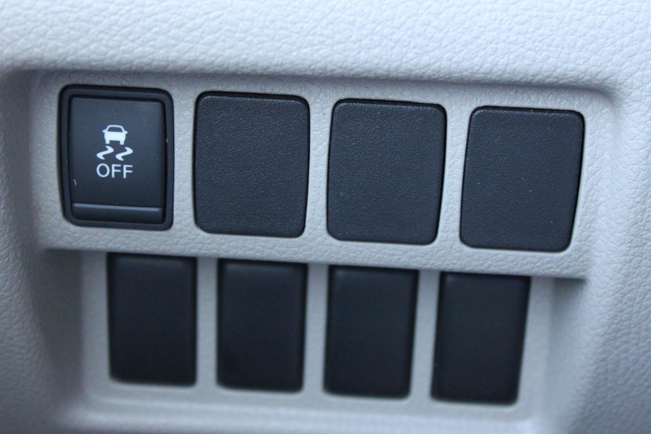 Used 2014 Nissan Quest S image 25