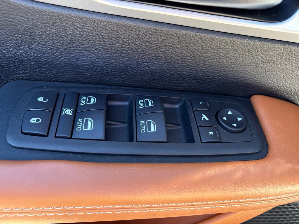 Used 2025 Chrysler Pacifica Pinnacle FWD image 13