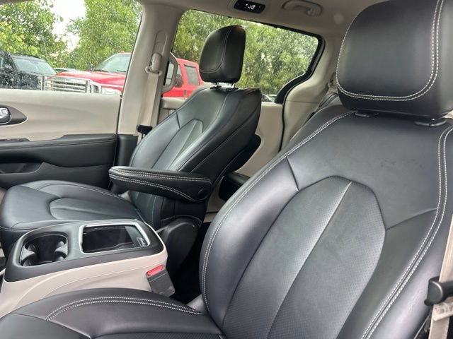 Used 2024 Chrysler Pacifica Touring-L FWD image 18