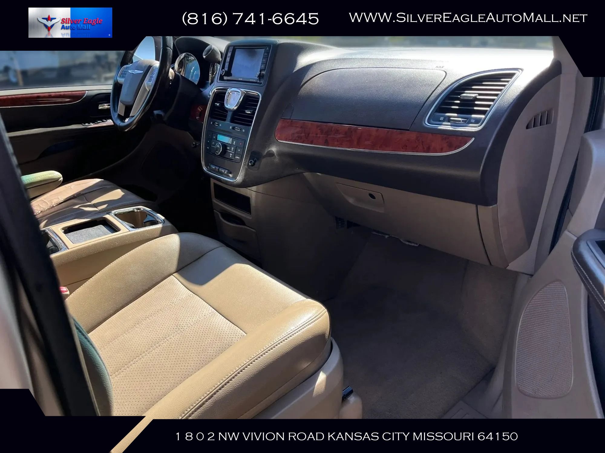 Used 2012 Chrysler Town & Country Touring w/ Entertainment Group #1 FWD image 7