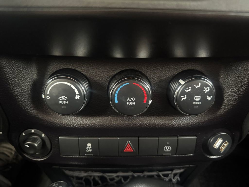 Used 2015 Jeep Wrangler Unlimited Rubicon w/ Connectivity Group image 19