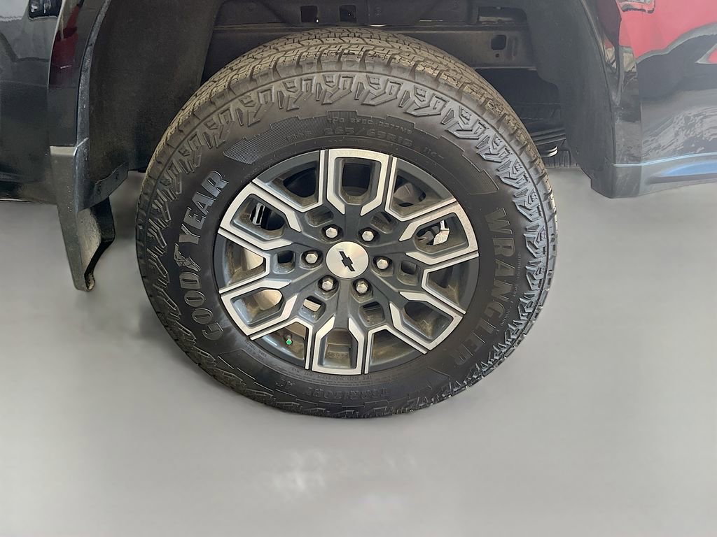 Used 2025 Chevrolet Colorado Z71 w/ Technology Package AWD/4WD image 31