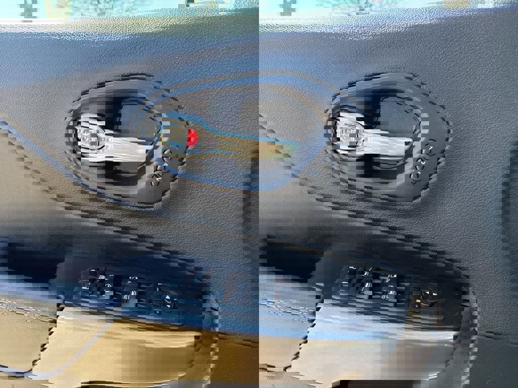 Used 2019 Jeep Cherokee Limited w/ Luxury Group image 19