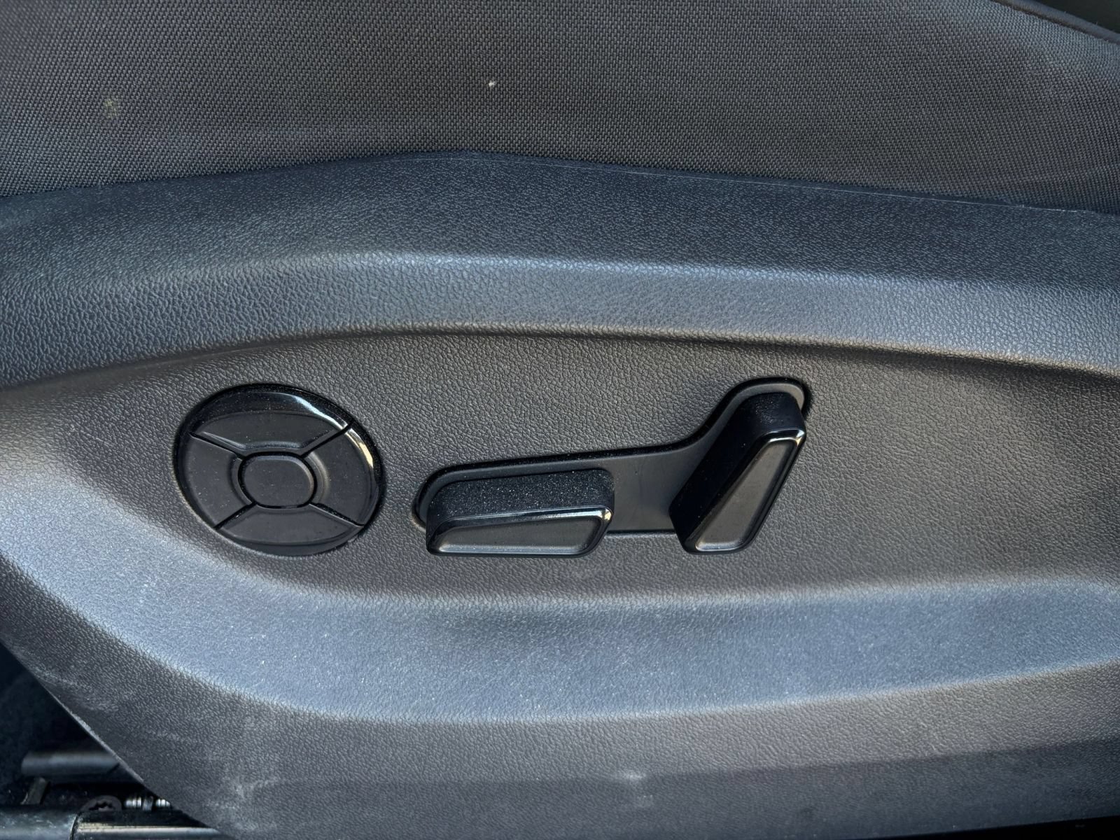 Used 2026 Volkswagen Tiguan SE FWD image 21