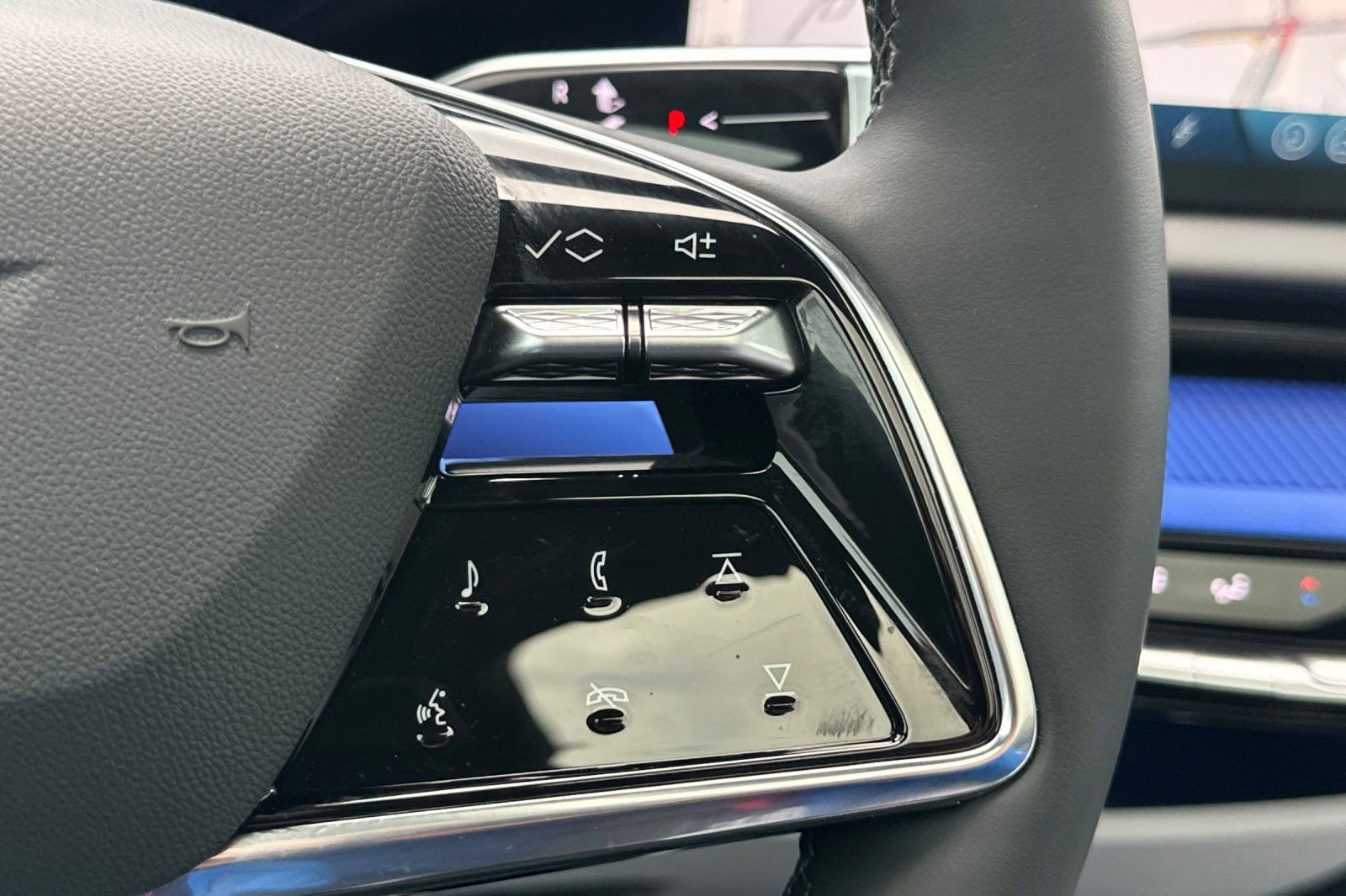 Certified 2025 Cadillac Optiq Luxury 1 image 37