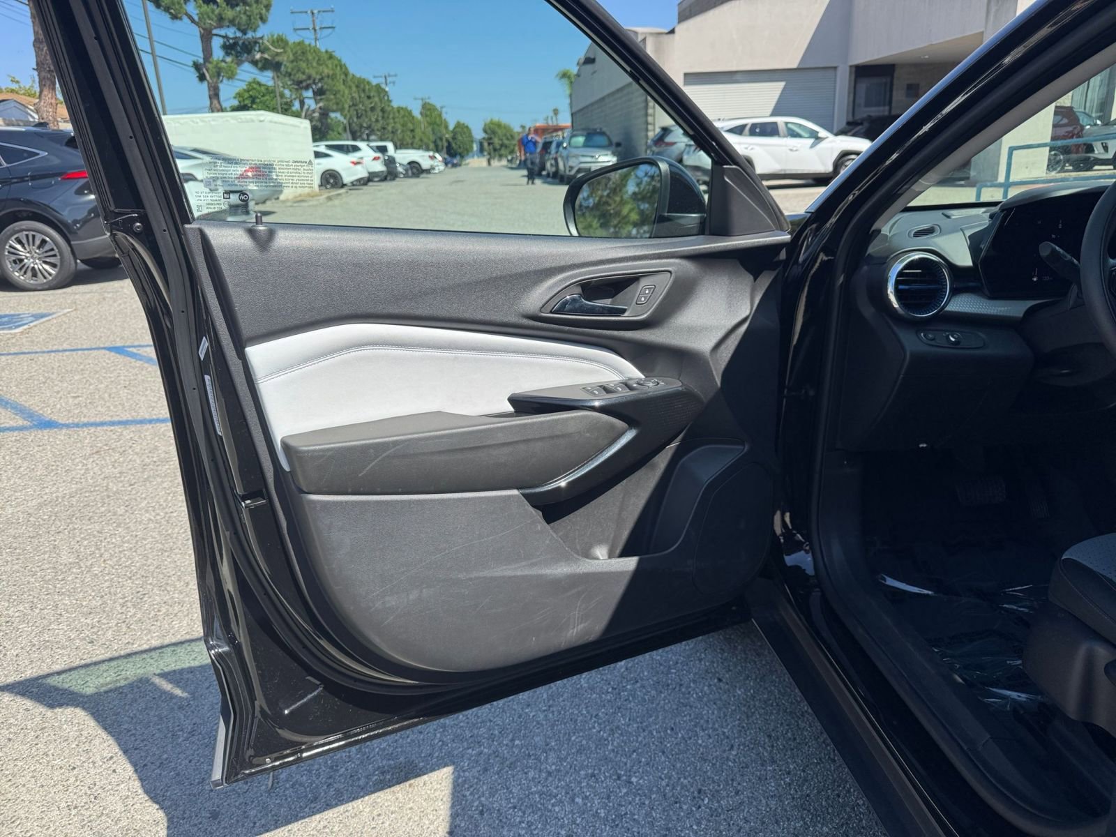 Used 2025 Chevrolet Trax LT FWD image 18