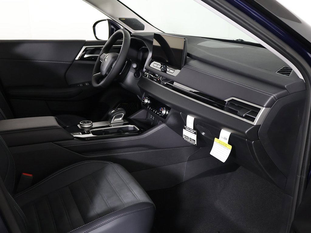 New 2025 Mitsubishi Outlander SE image 28