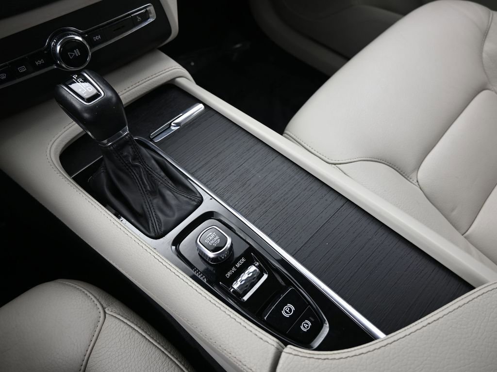 Used 2020 Volvo XC90 T5 Momentum w/ Protection Package Premier image 26