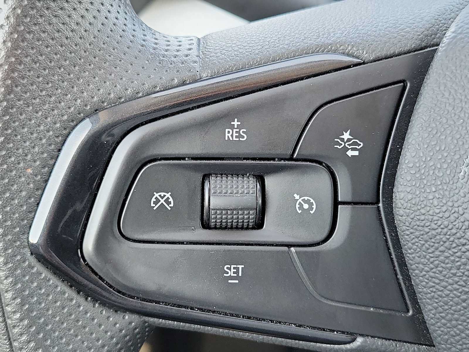Used 2025 Chevrolet Trax LT FWD image 23