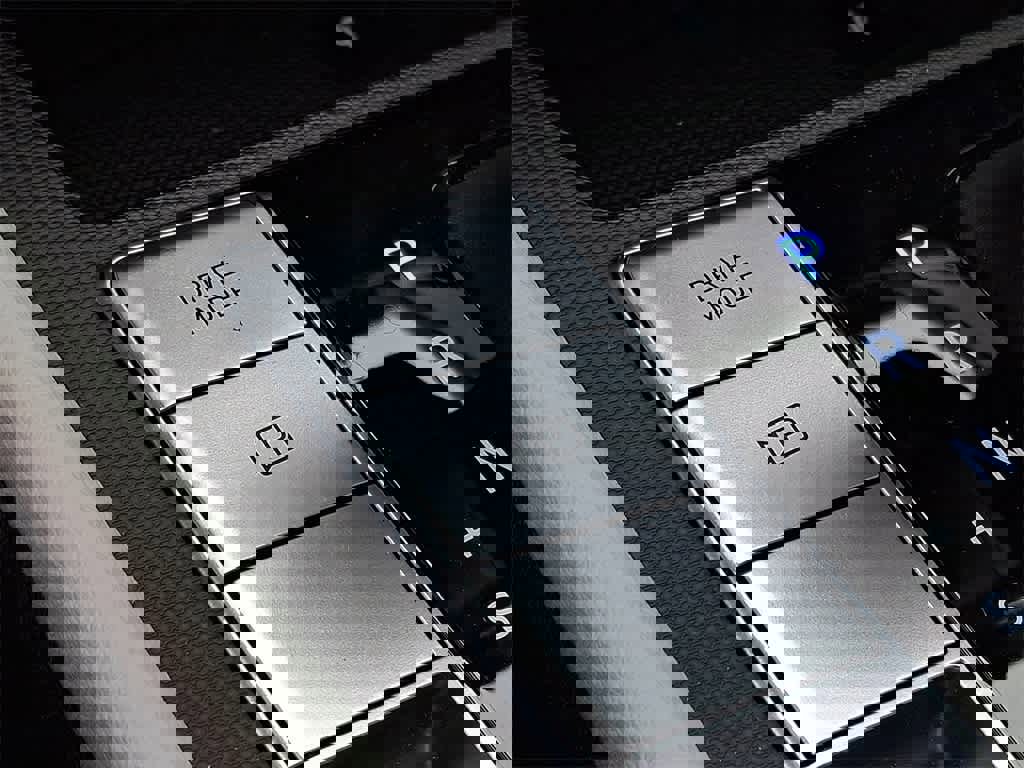 Used 2025 Hyundai Elantra Limited image 23