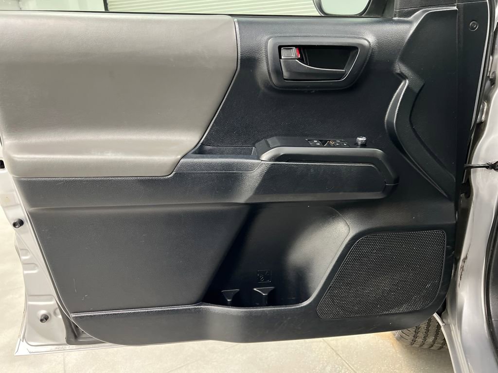 Used 2016 Toyota Tacoma SR image 11