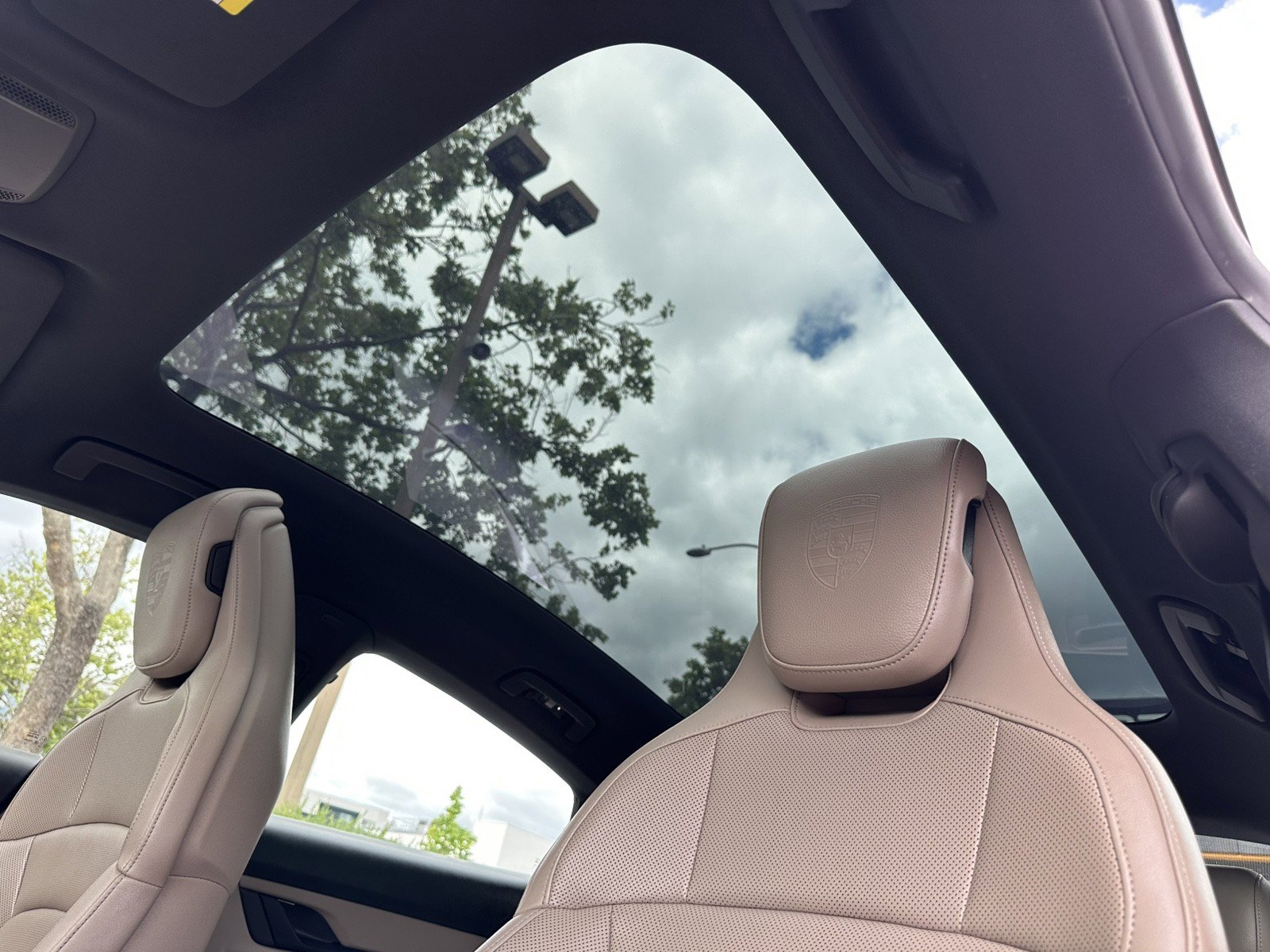 Used 2022 Porsche Taycan image 27