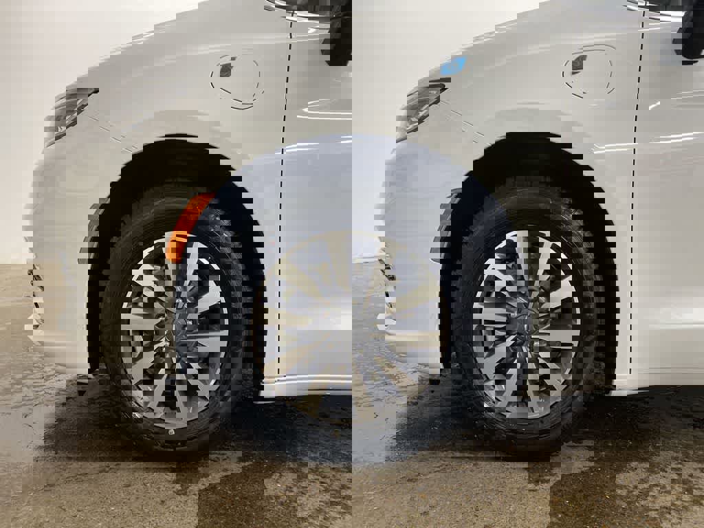 Used 2024 Chrysler Pacifica Select image 12