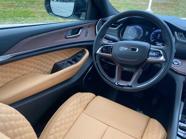 New 2025 Jeep Grand Cherokee Summit w/ Adv Protech Group IV AWD/4WD image 36