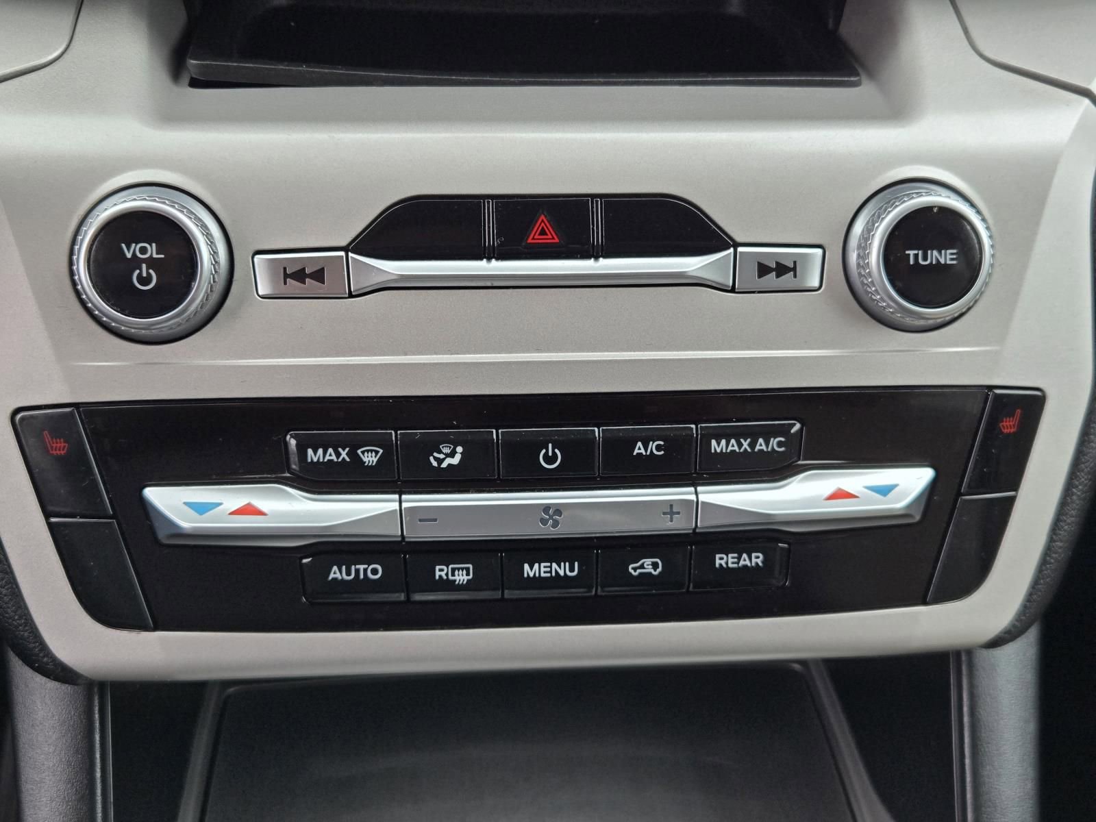 Used 2023 Ford Explorer XLT RWD image 14