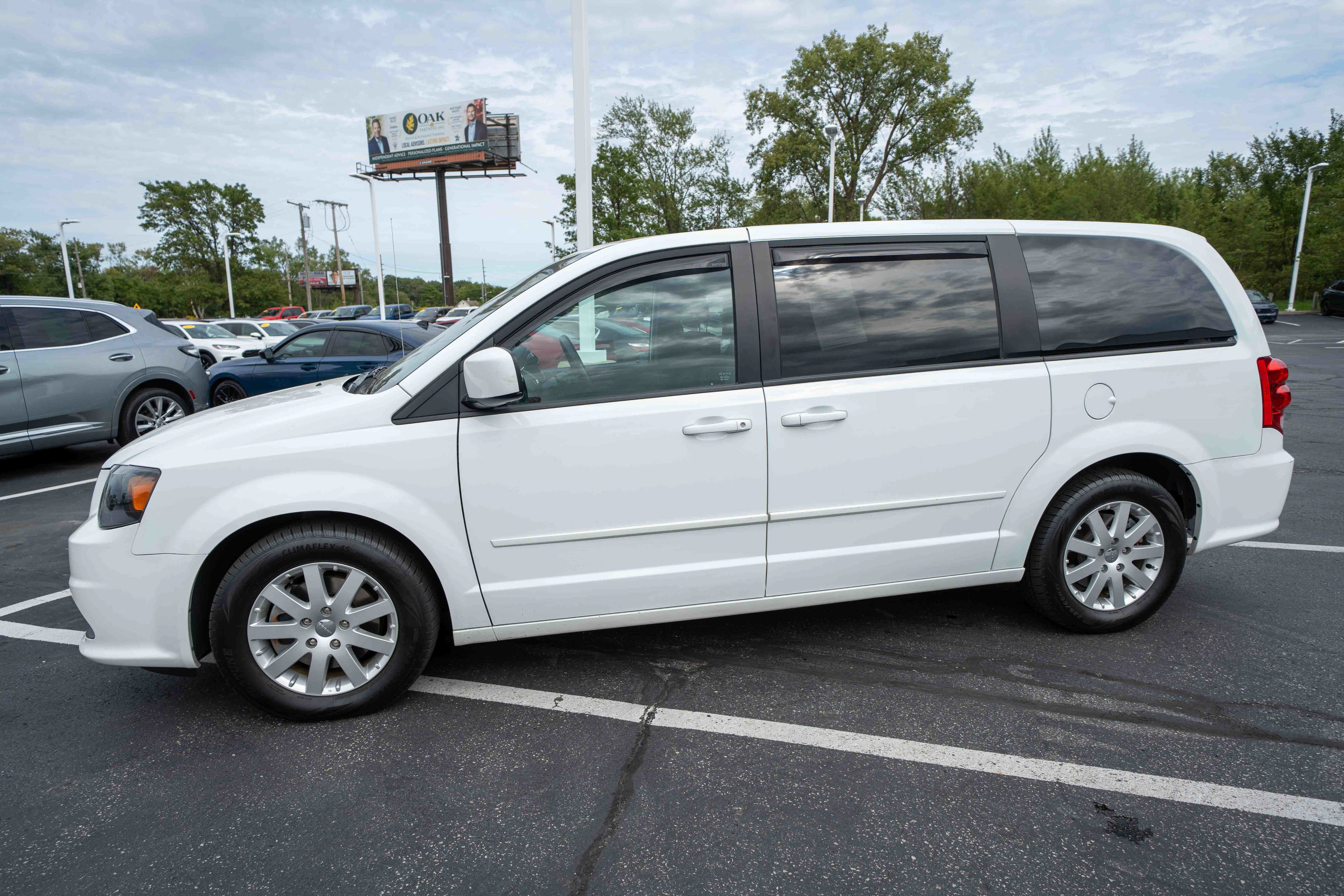 Used 2016 Dodge Grand Caravan SE FWD image 3
