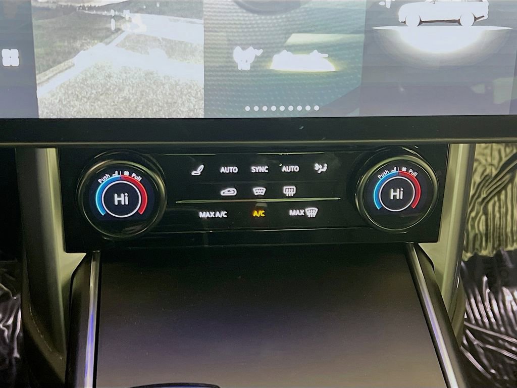 Used 2023 Land Rover Range Rover SV image 16