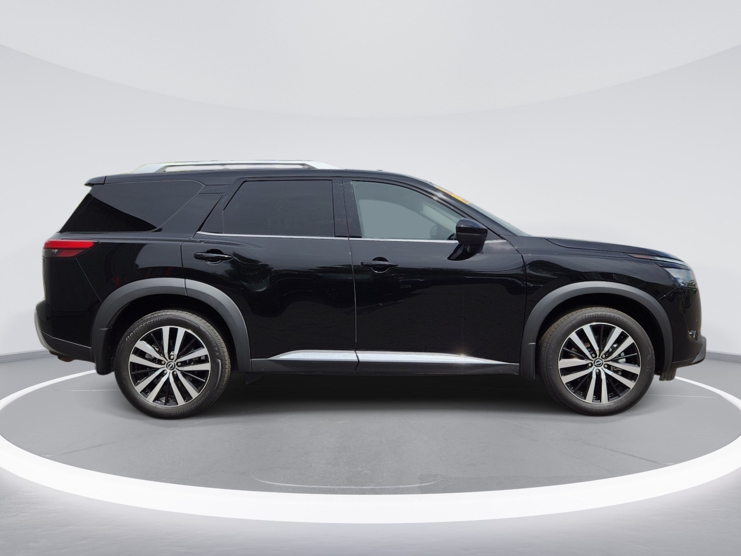 Used 2025 Nissan Pathfinder Platinum w/ Black Appearance Package AWD/4WD image 4