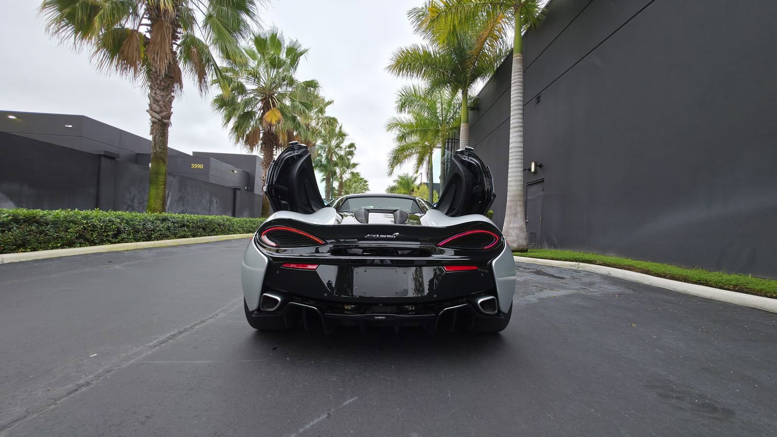 Used 2020 McLaren 570S Spider image 2