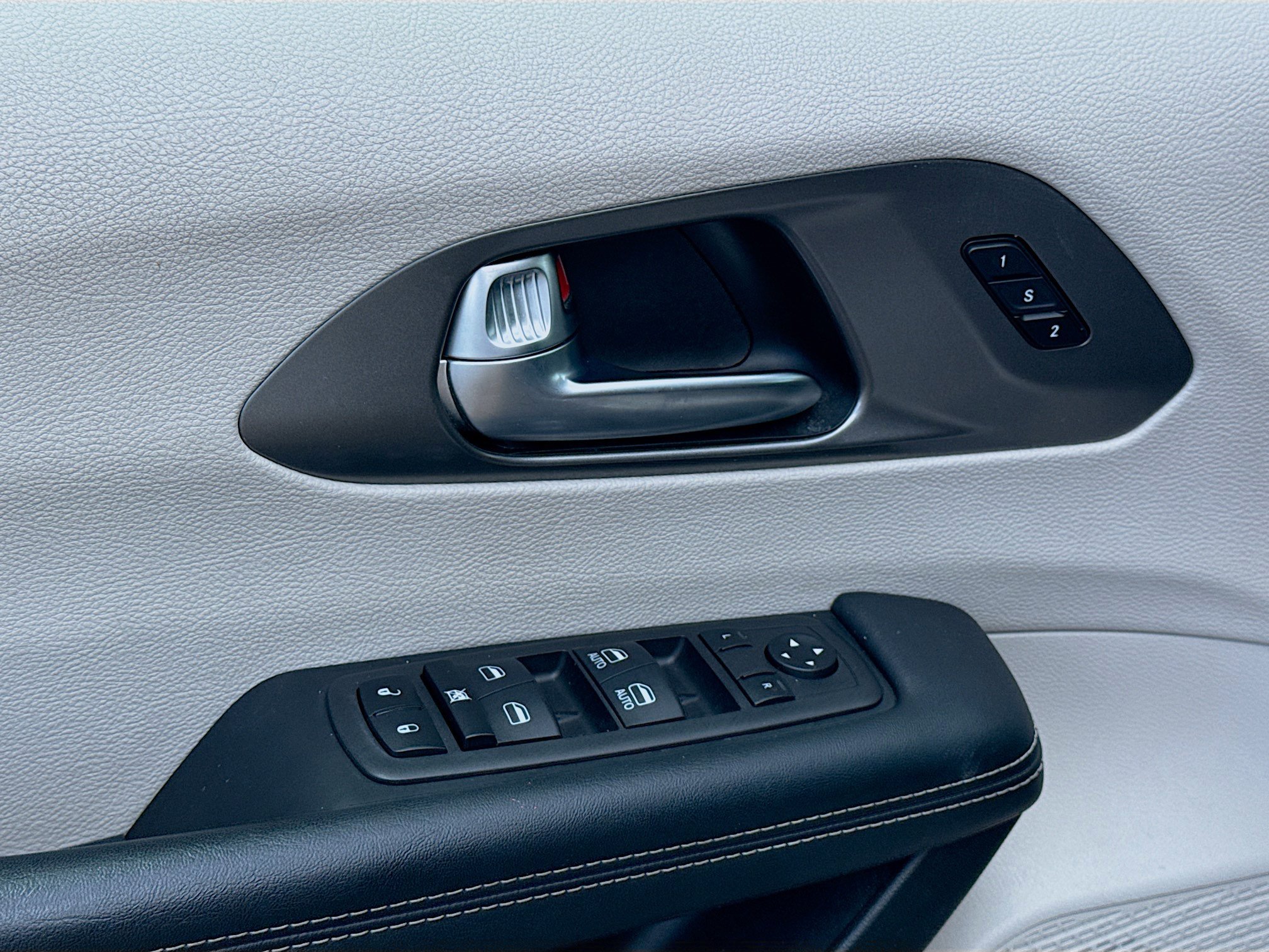 Used 2023 Chrysler Pacifica Touring-L FWD image 23