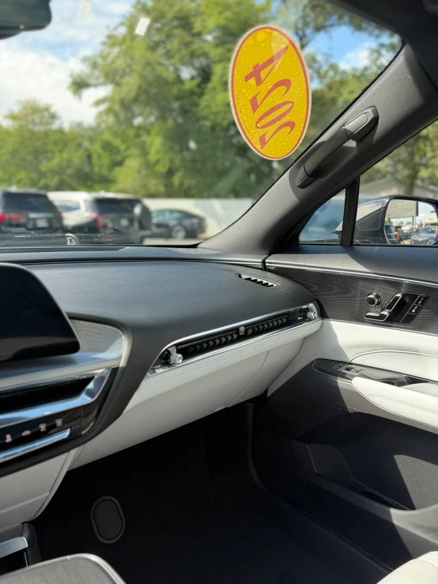 Used 2024 Cadillac Lyriq Luxury AWD/4WD image 29