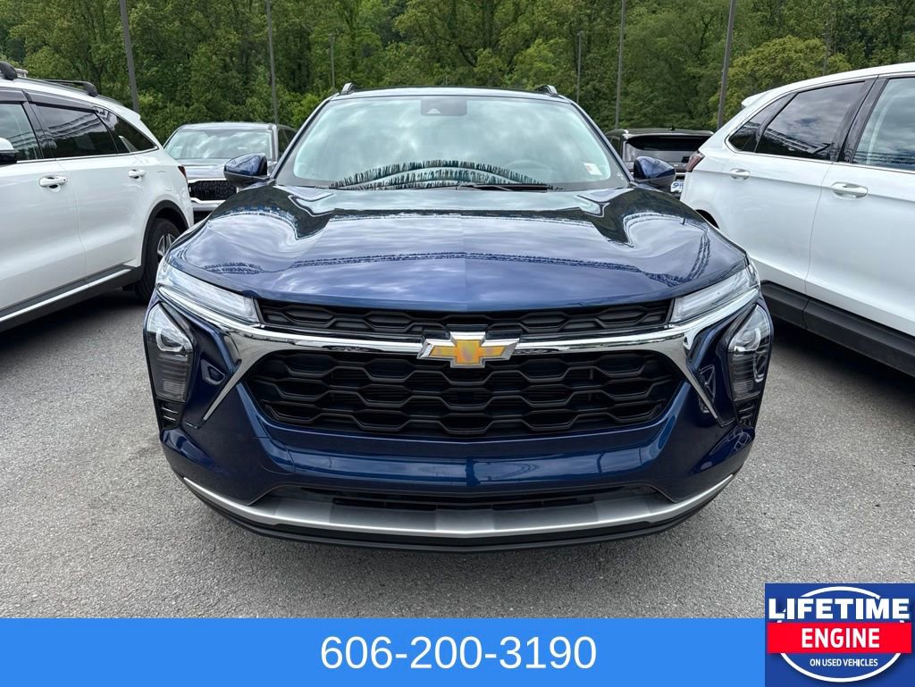 Used 2024 Chevrolet Trax LT w/ Driver Confidence Package FWD image 3