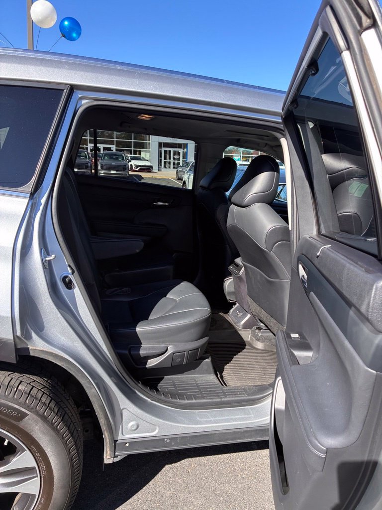 Used 2021 Toyota Highlander XLE AWD/4WD image 22