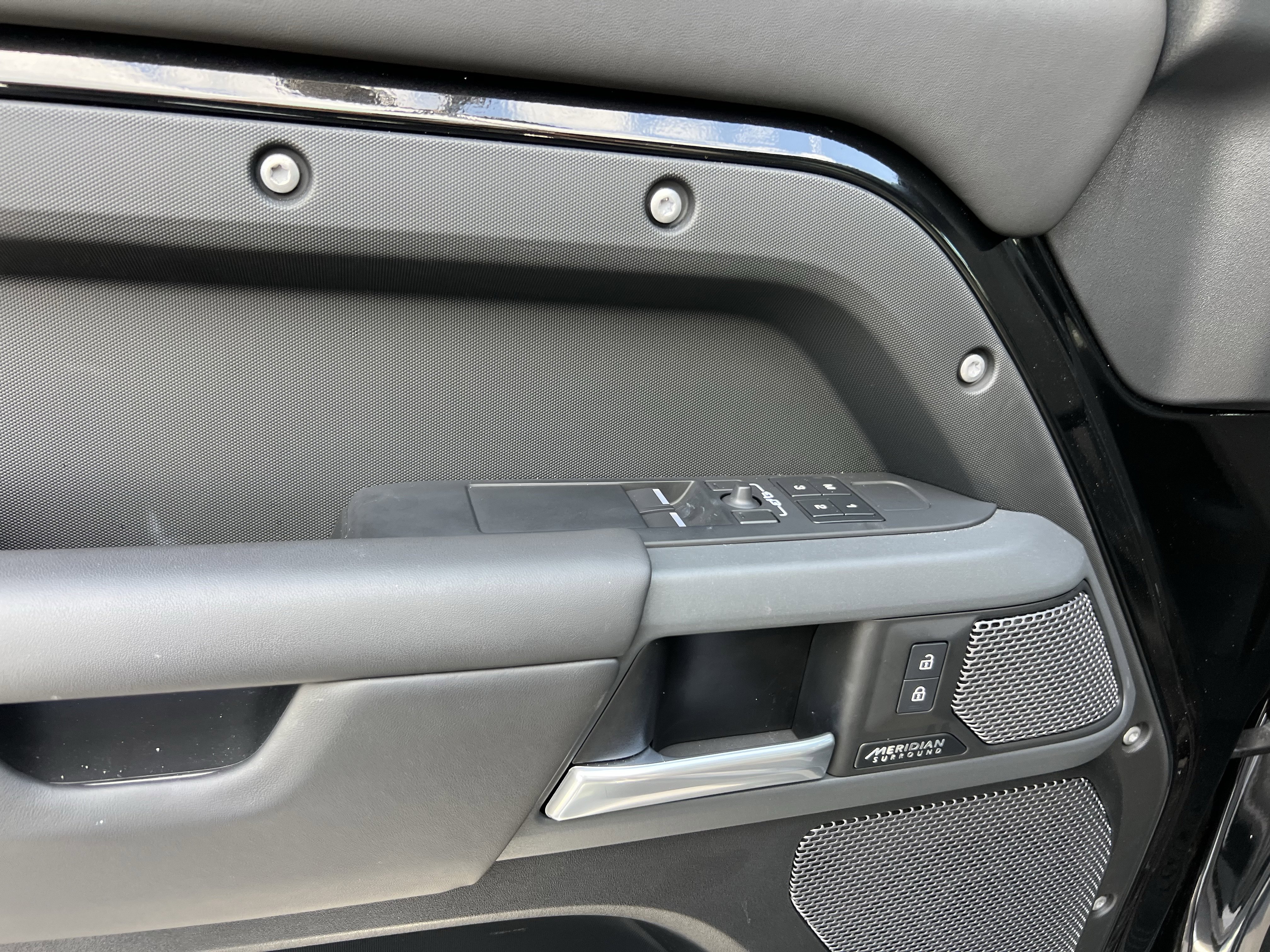 Used 2024 Land Rover Defender 90 X-Dynamic SE image 14