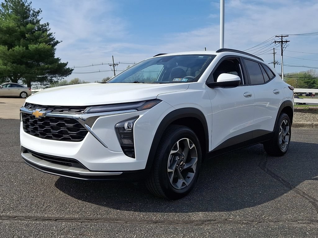 Used 2025 Chevrolet Trax LT FWD image 6