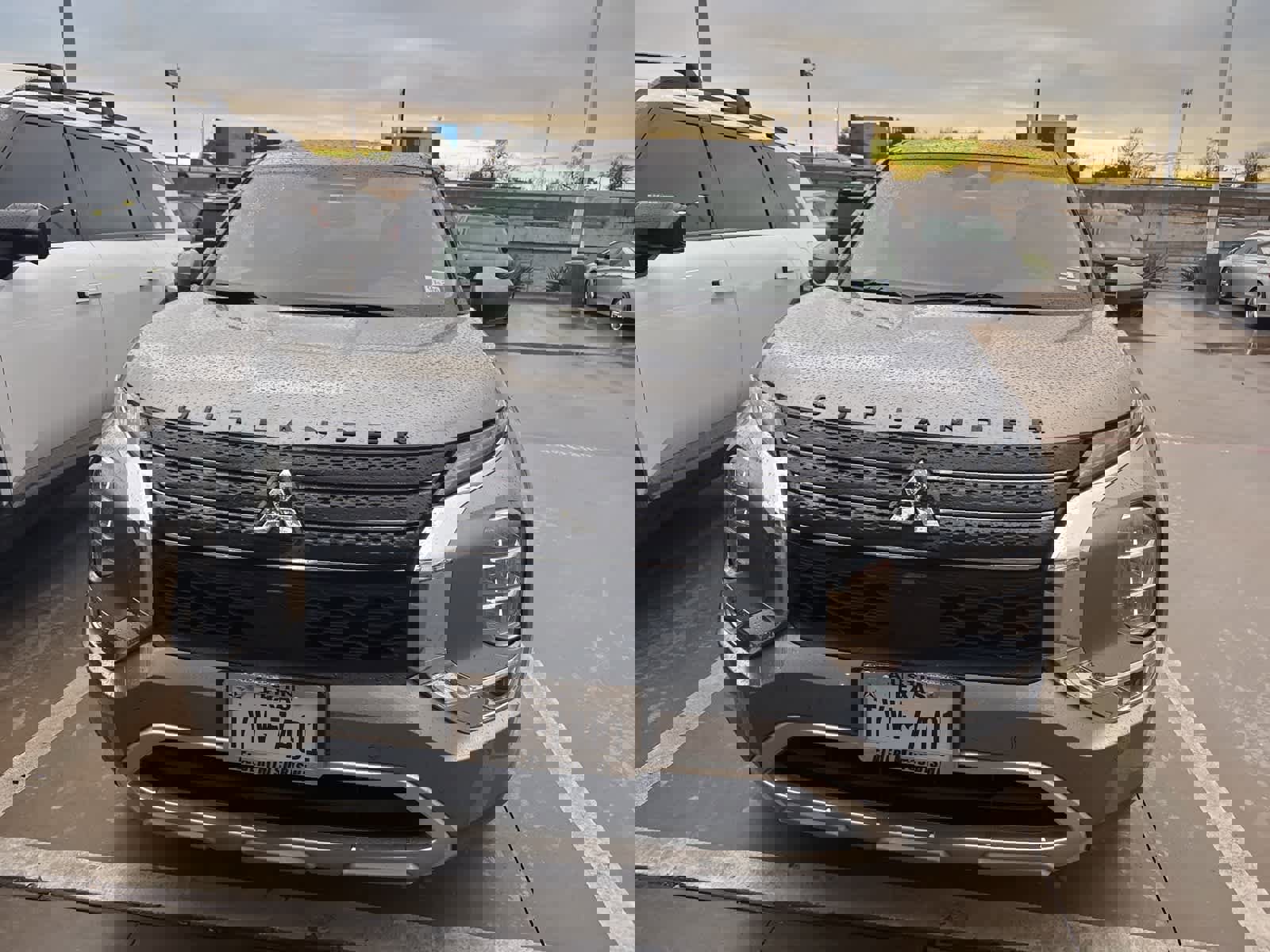 Used 2024 Mitsubishi Outlander SE image 2