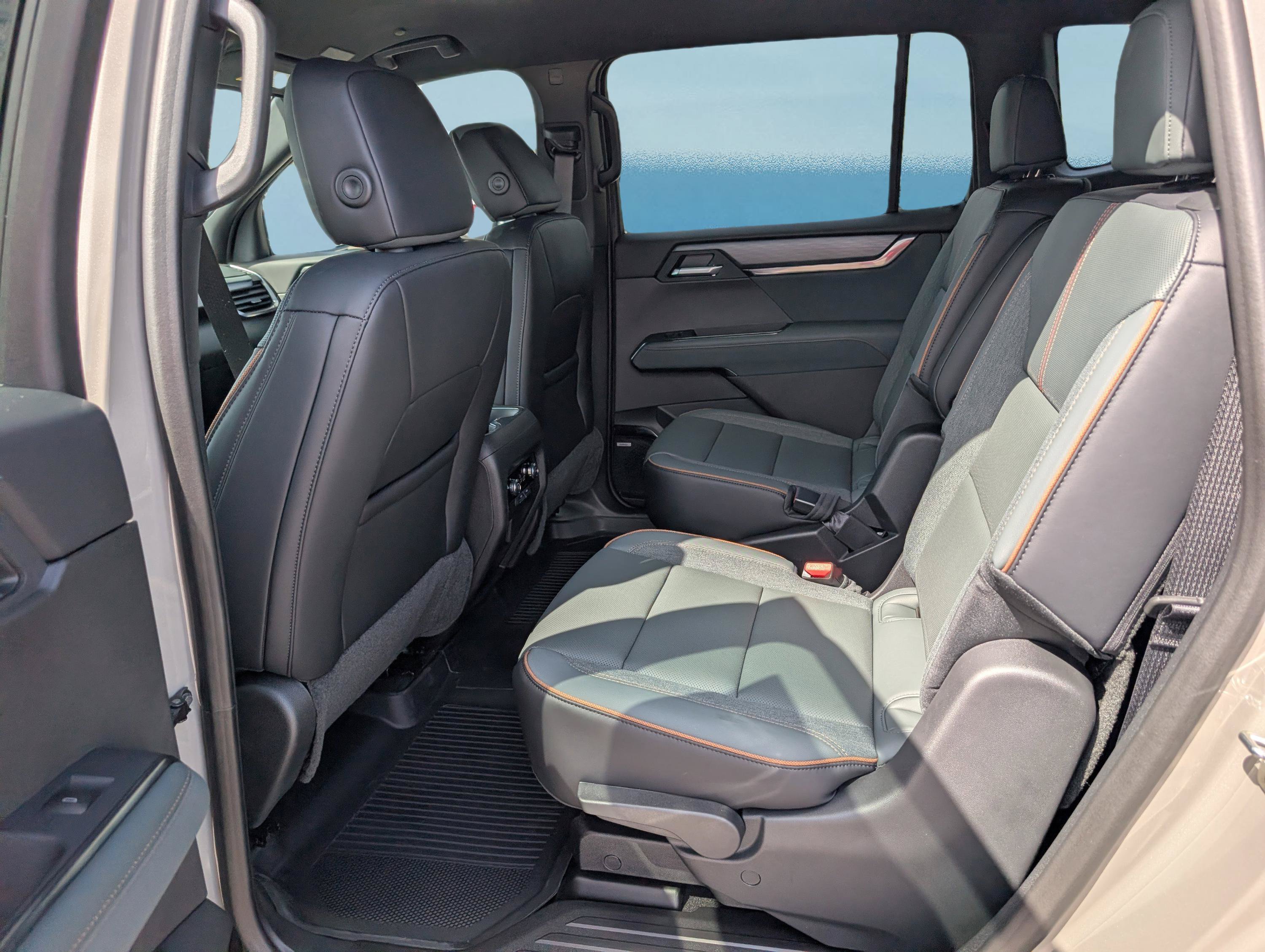 New 2026 GMC Acadia AT4 w/ LPO, Floor Liner Package AWD/4WD image 45